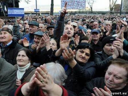 У парламента в Тбилиси собрались 500 человек