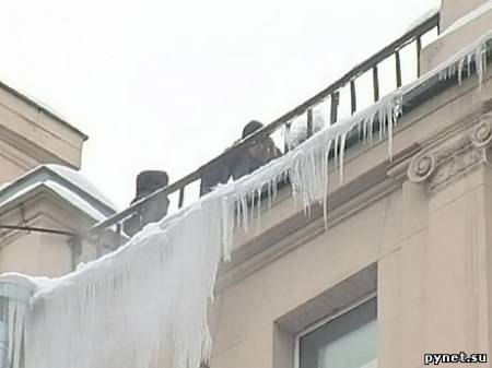 В Москве сосульки покалечили двух малолетних детей