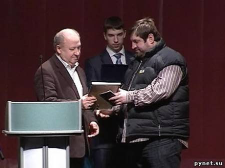 Журналистам вручили "Золотые перья"