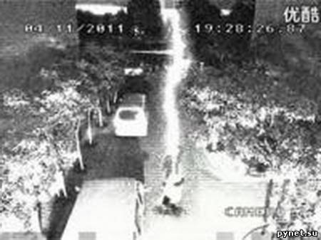 Юноша в Китае остался жив после двух ударов молнии (ВИДЕО)