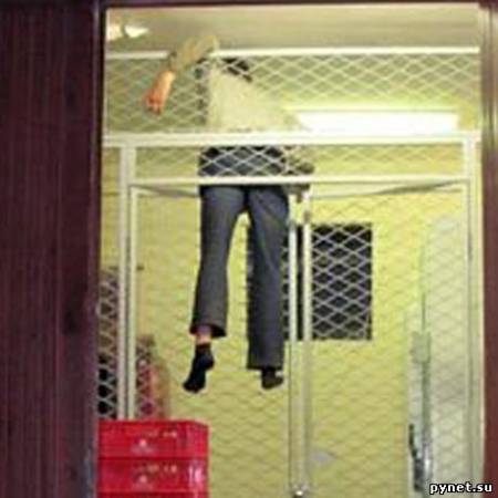 Пьяный грабитель застрял под потолком магазина